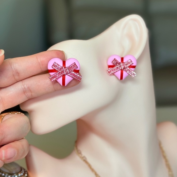 💕 Loé Pink Bow Stud Earrings - Picture 5 of 9
